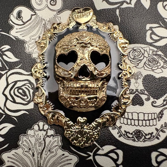 Betsey Johnson NWT Skull Rose Zip-Around Wristlet Wallet Black White - Picture 3 of 13